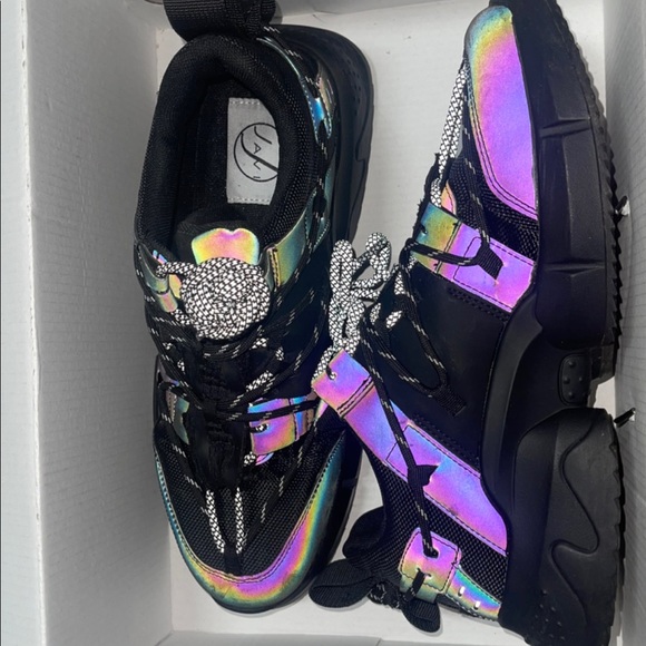 Shoes brand is called javi changes color in light - Picture 1 of 1